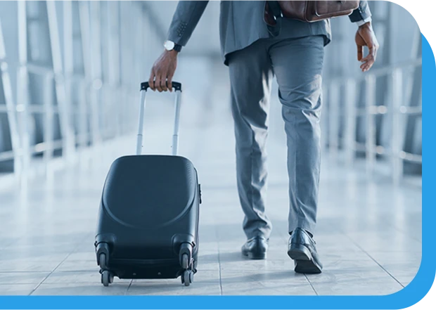 ビジネスマンがスーツケースを持って歩く様子